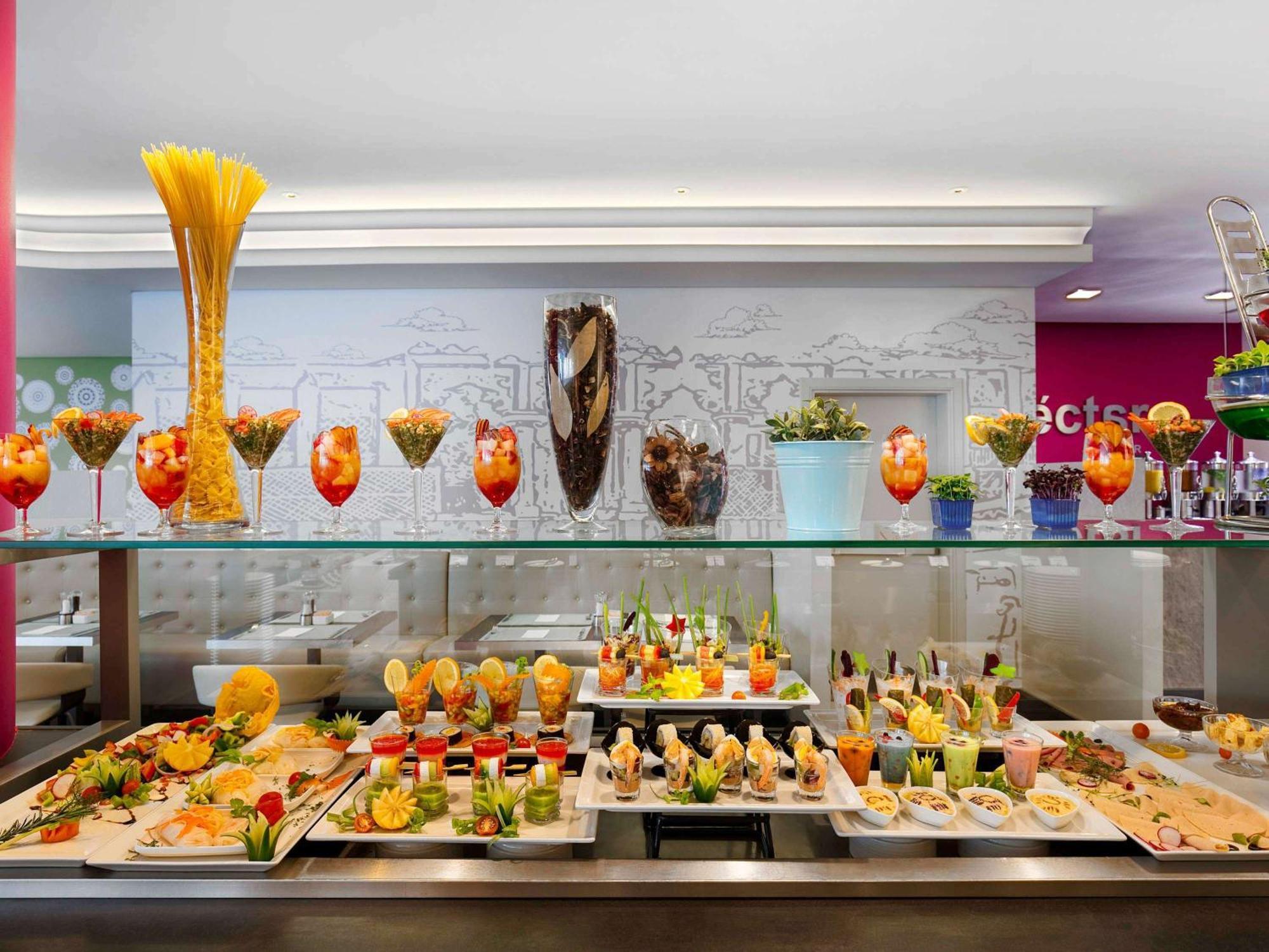 Ibis Styles Sharjah Hotell Exteriör bild